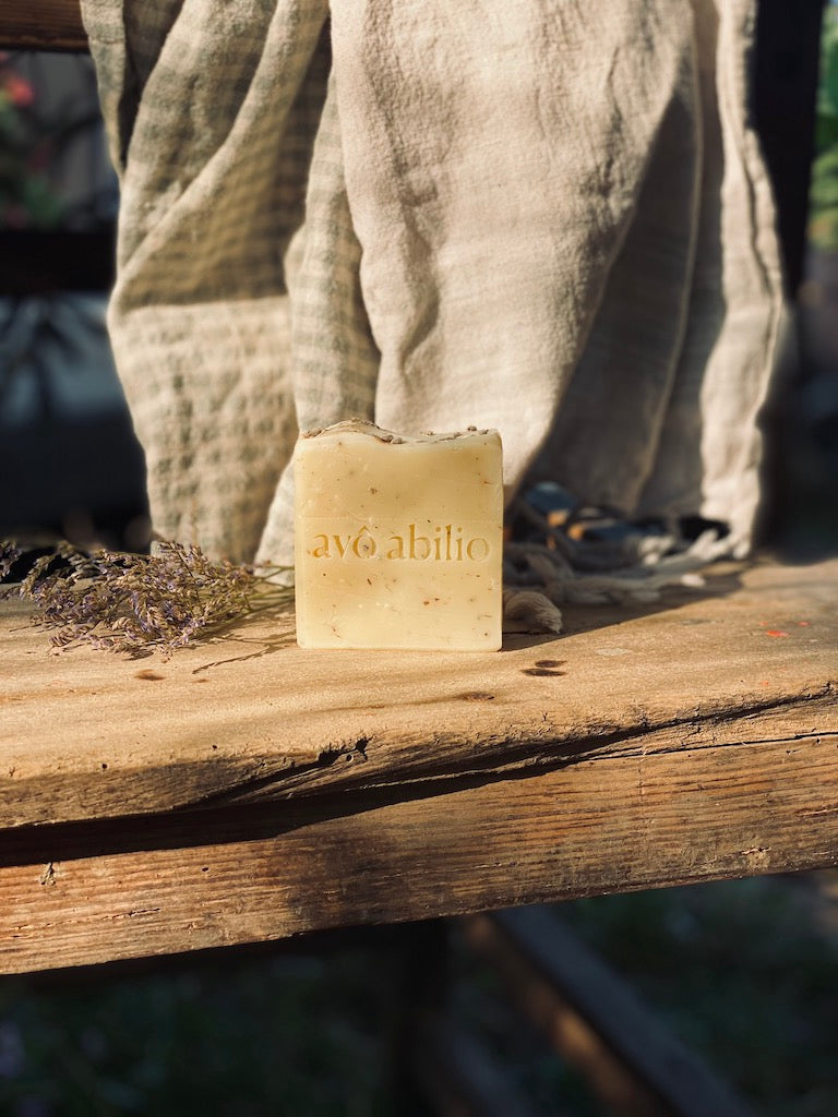 Savon à l'huile d'olive et linge de bébé , produit naturel pour peau sensible