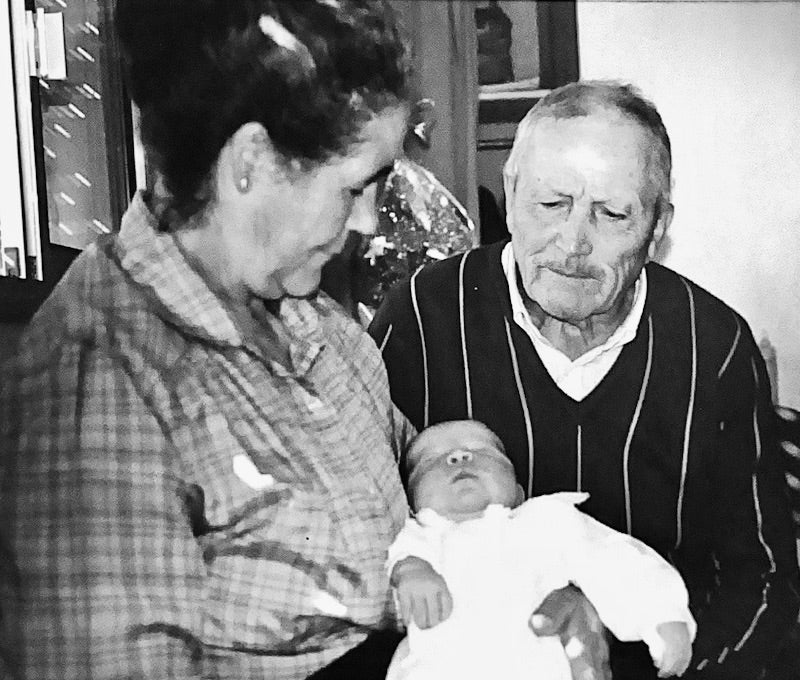 Grand-père Abilio et Manon, bébé